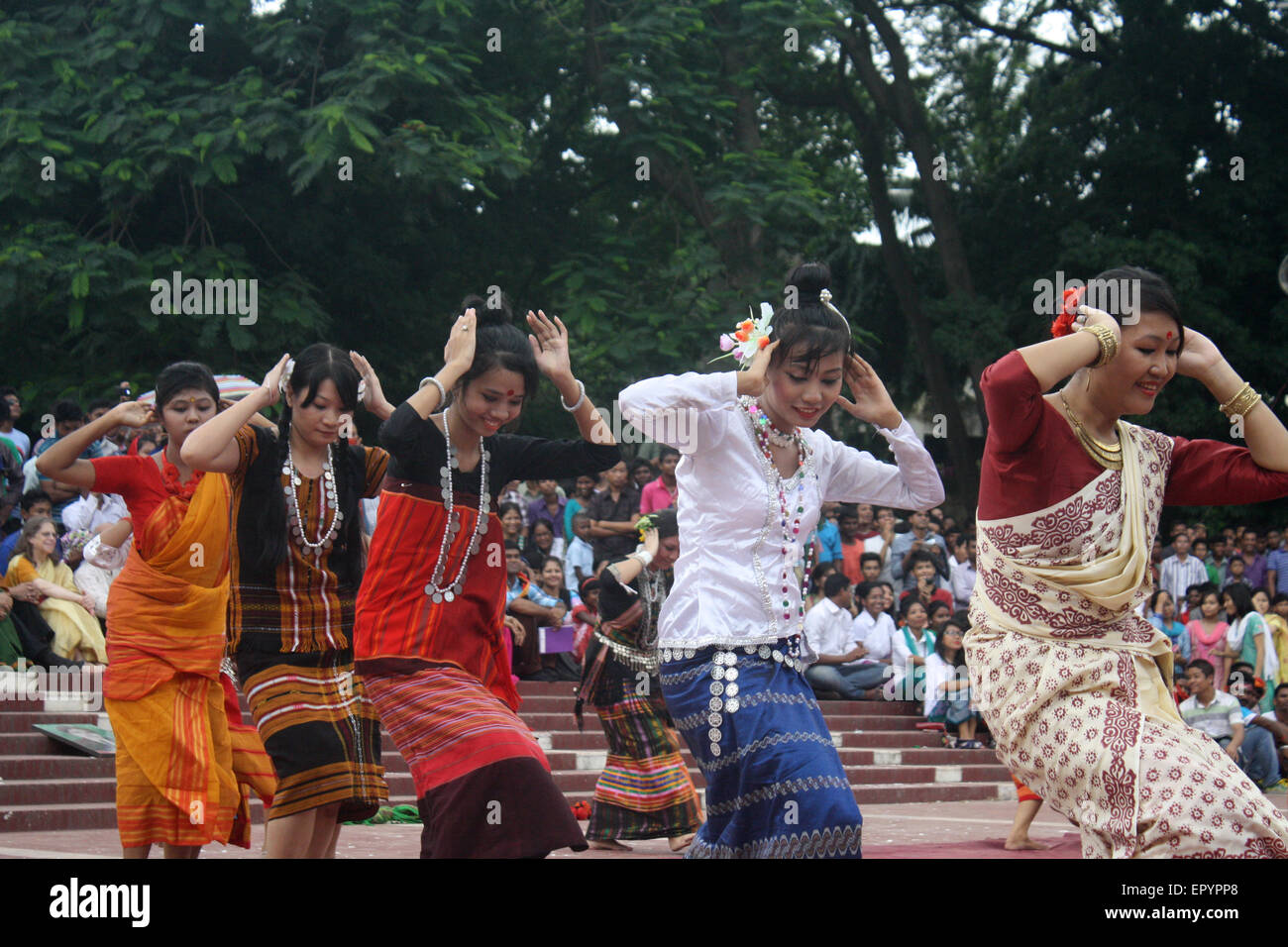 Bangladeshi indigene Mädchen führen einen traditionellen Tanz um Welttag für indigene Völker an die zentrale Shaheed Minar zu markieren. Stockfoto