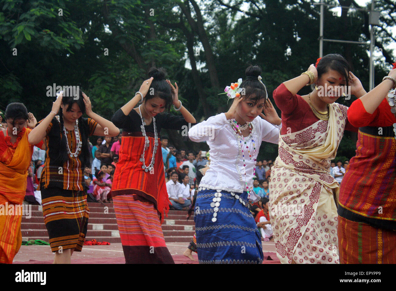 Bangladeshi indigene Mädchen führen einen traditionellen Tanz um Welttag für indigene Völker an die zentrale Shaheed Minar zu markieren. Stockfoto