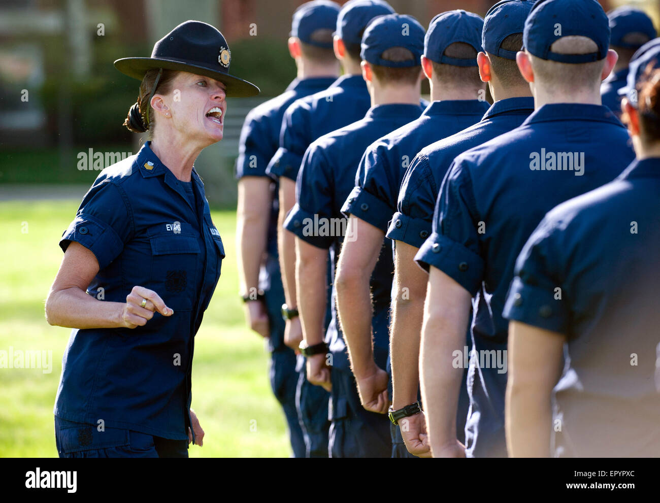 US Coast Guard Company Kommandanten aus Training Center Cape May Bohren Sie zweiter Klasse Kadetten an der U.S. Coast Guard Academy in New London, CT. 13. Mai 2013 Stockfoto