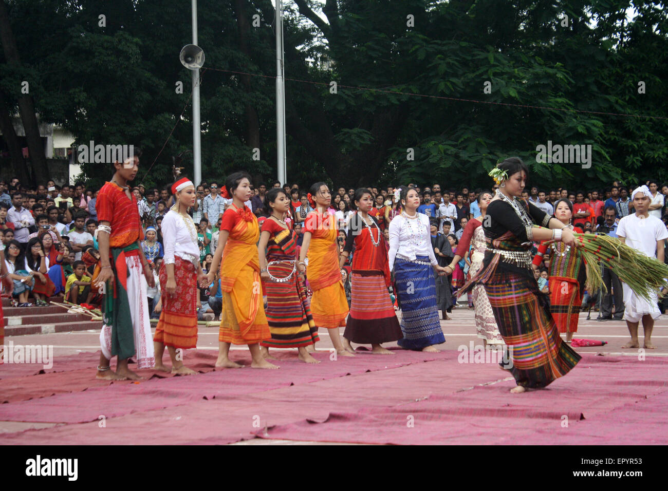 Bangladeshi indigener Völker führen einen traditionellen Tanz anlässlich der Welttag für indigene Völker an die zentrale Shaheed Minar Stockfoto