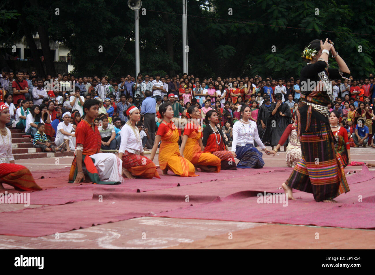 Bangladeshi indigener Völker führen einen traditionellen Tanz anlässlich der Welttag für indigene Völker an die zentrale Shaheed Minar Stockfoto