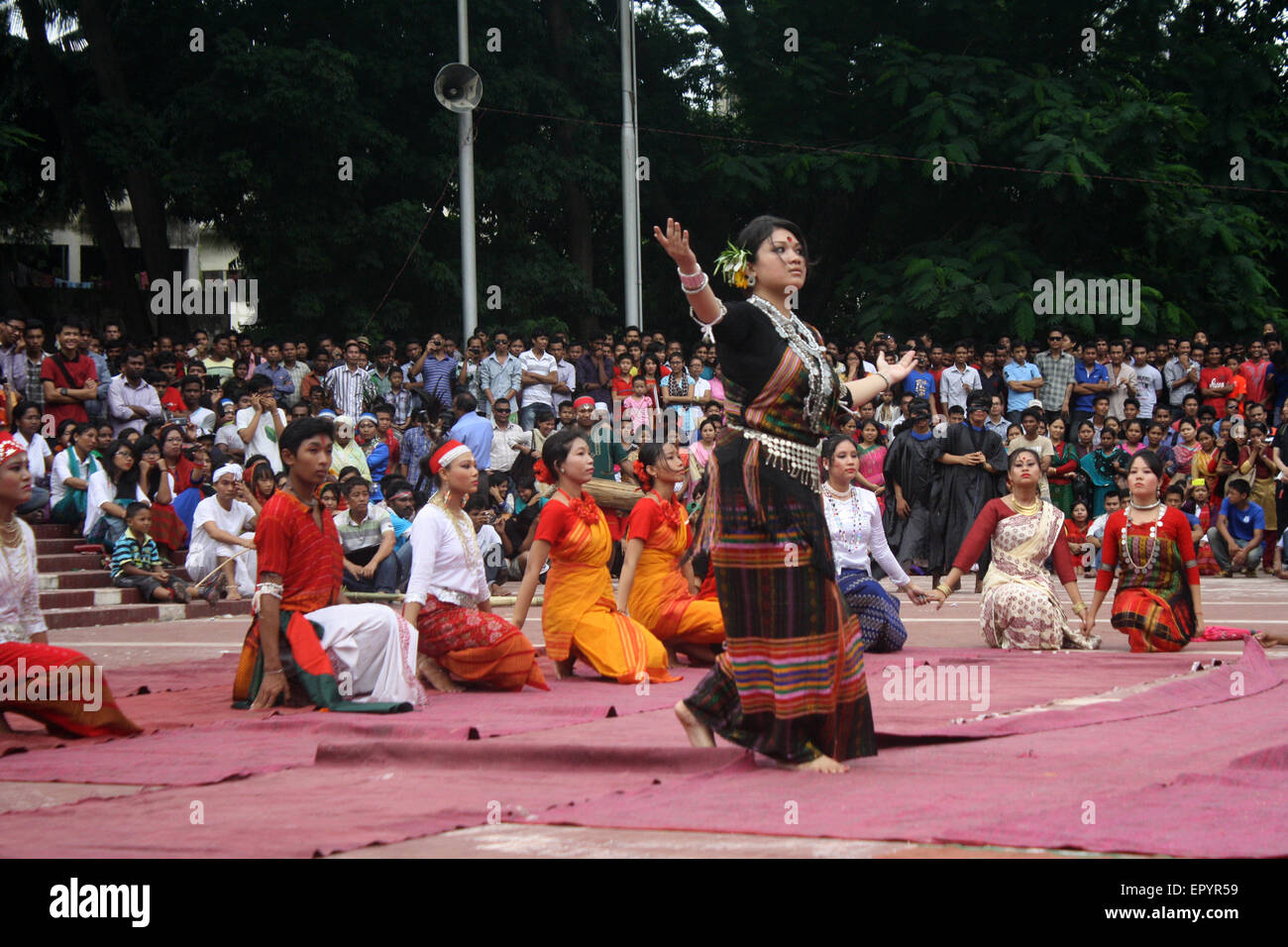 Bangladeshi indigener Völker führen einen traditionellen Tanz anlässlich der Welttag für indigene Völker an die zentrale Shaheed Minar Stockfoto