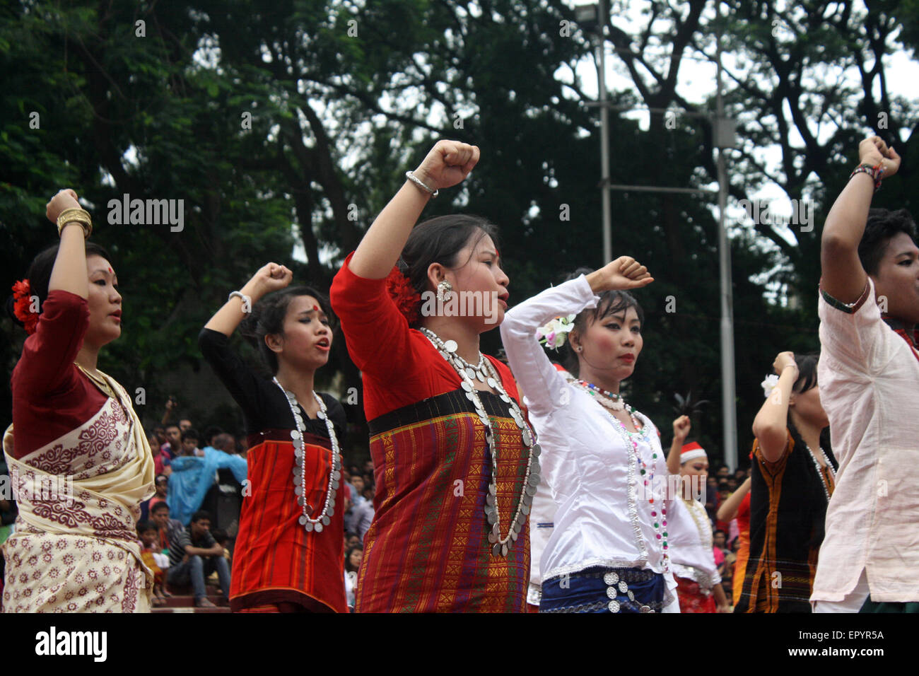 Bangladeshi indigener Völker führen einen traditionellen Tanz anlässlich der Welttag für indigene Völker an die zentrale Shaheed Minar Stockfoto
