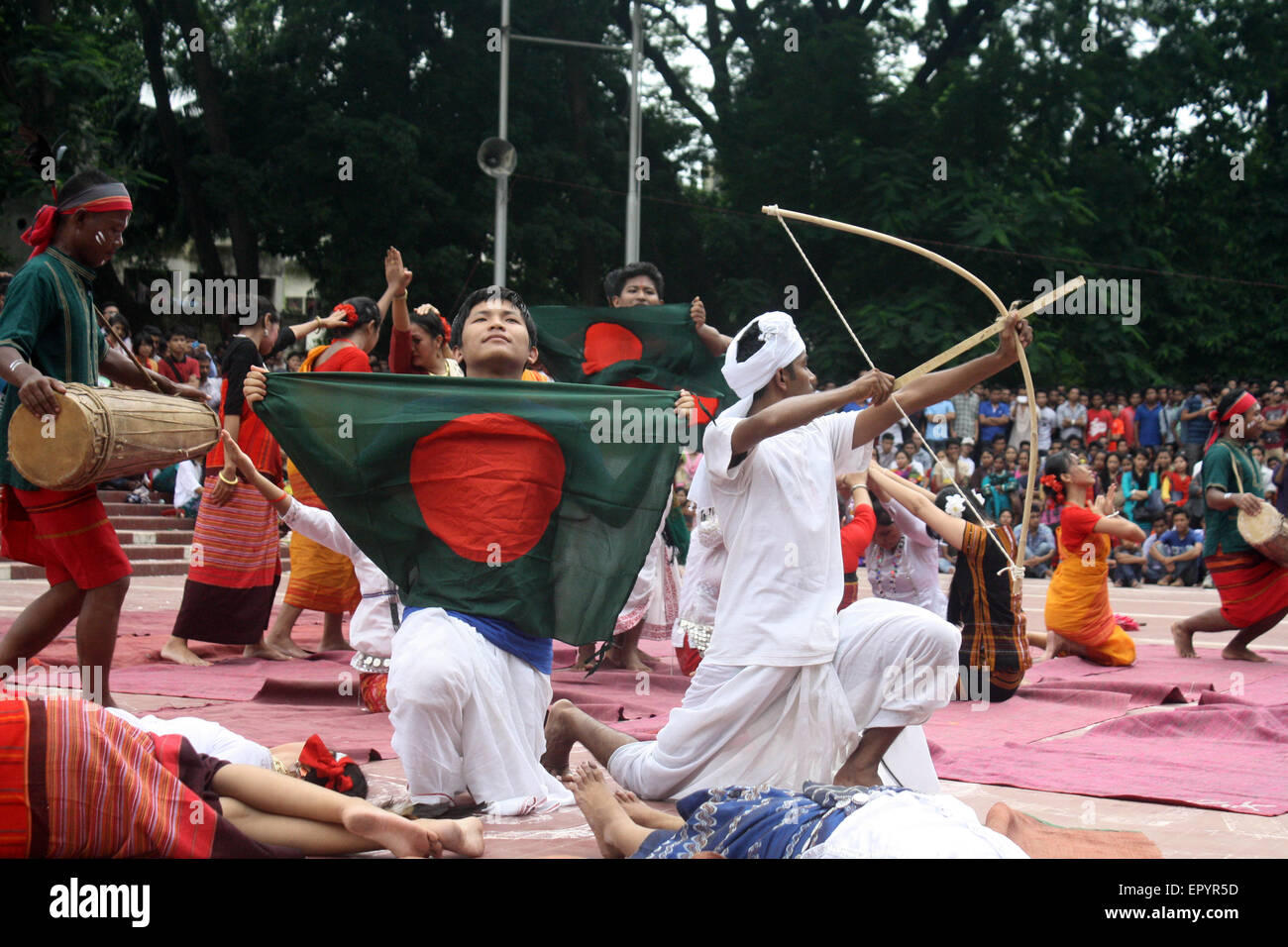 Bangladeshi indigener Völker führen einen traditionellen Tanz anlässlich der Welttag für indigene Völker an die zentrale Shaheed Minar Stockfoto