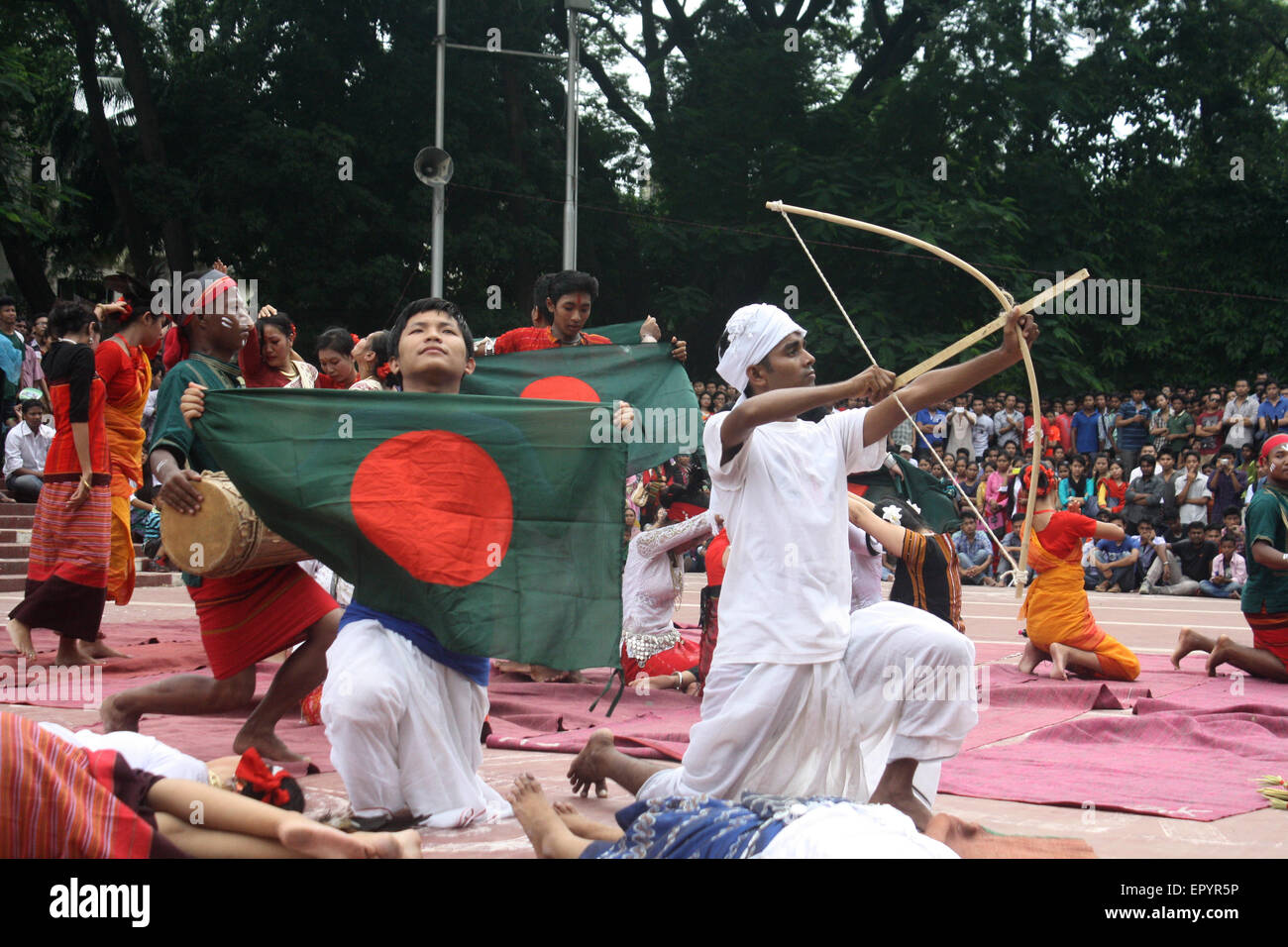 Bangladeshi indigener Völker führen einen traditionellen Tanz anlässlich der Welttag für indigene Völker an die zentrale Shaheed Minar Stockfoto
