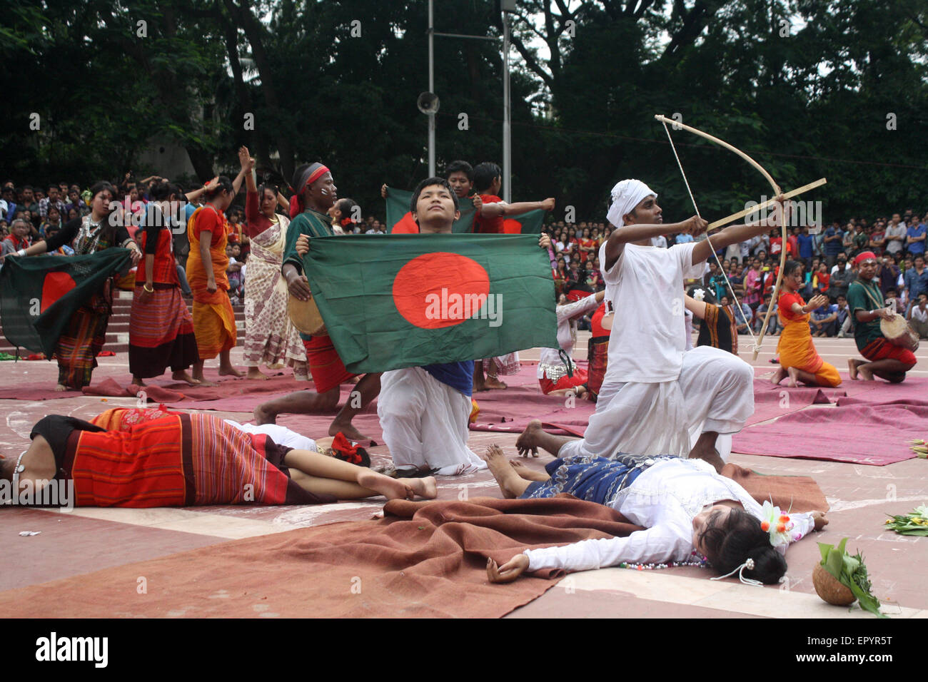 Bangladeshi indigener Völker führen einen traditionellen Tanz anlässlich der Welttag für indigene Völker an die zentrale Shaheed Minar Stockfoto