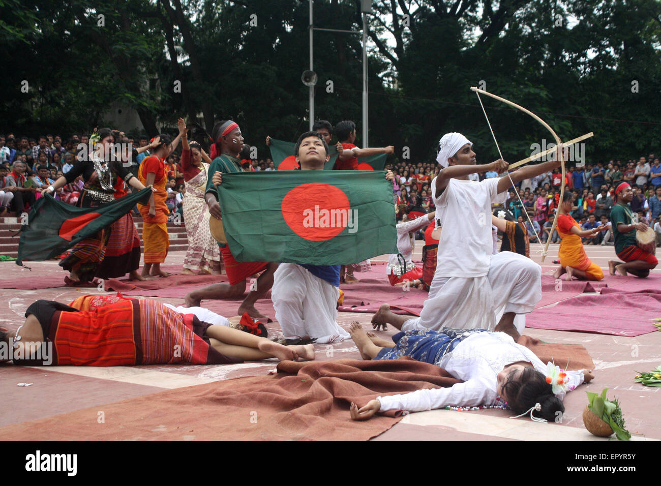 Bangladeshi indigener Völker führen einen traditionellen Tanz anlässlich der Welttag für indigene Völker an die zentrale Shaheed Minar Stockfoto