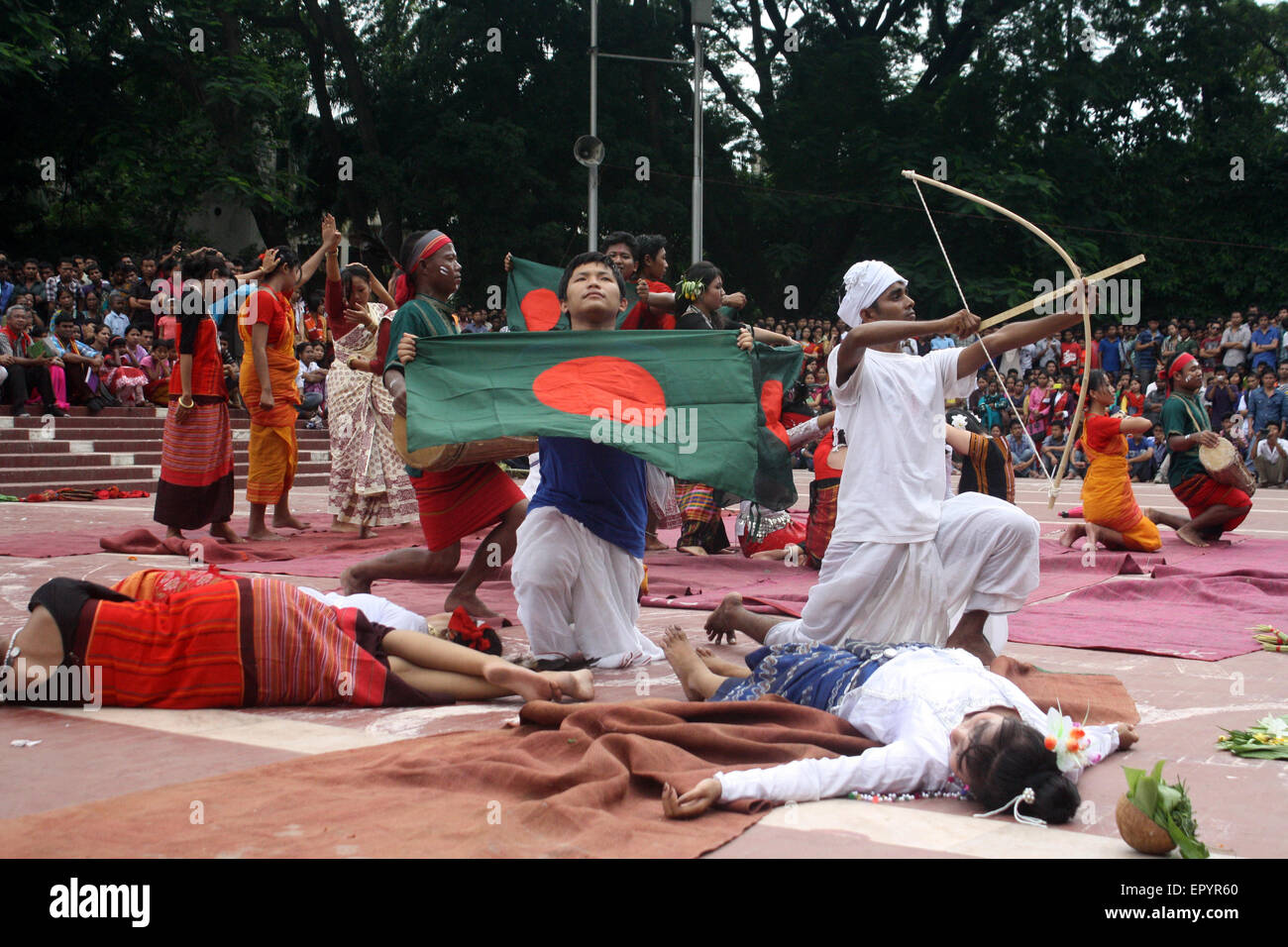 Bangladeshi indigener Völker führen einen traditionellen Tanz anlässlich der Welttag für indigene Völker an die zentrale Shaheed Minar Stockfoto