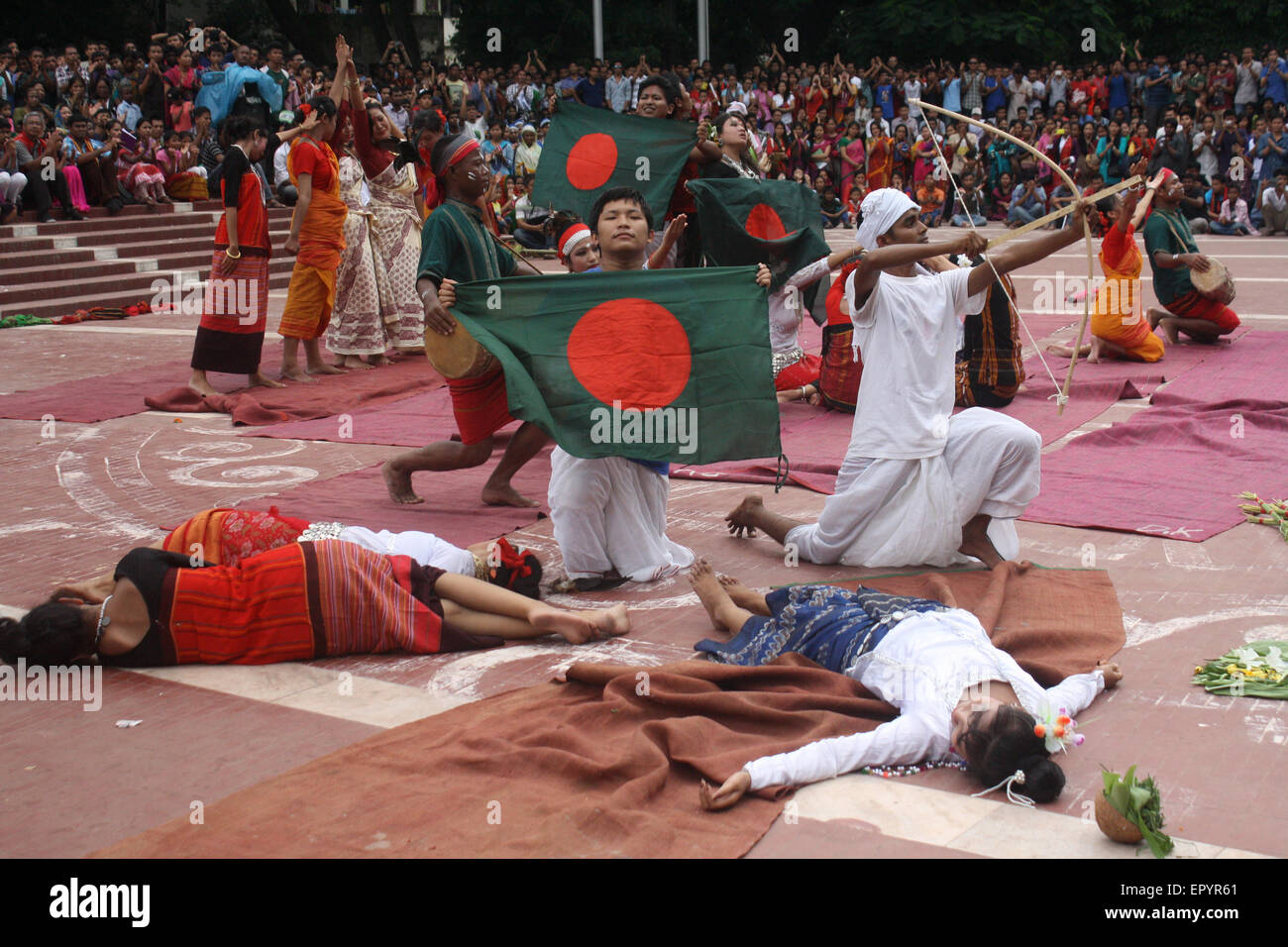 Bangladeshi indigener Völker führen einen traditionellen Tanz anlässlich der Welttag für indigene Völker an die zentrale Shaheed Minar Stockfoto