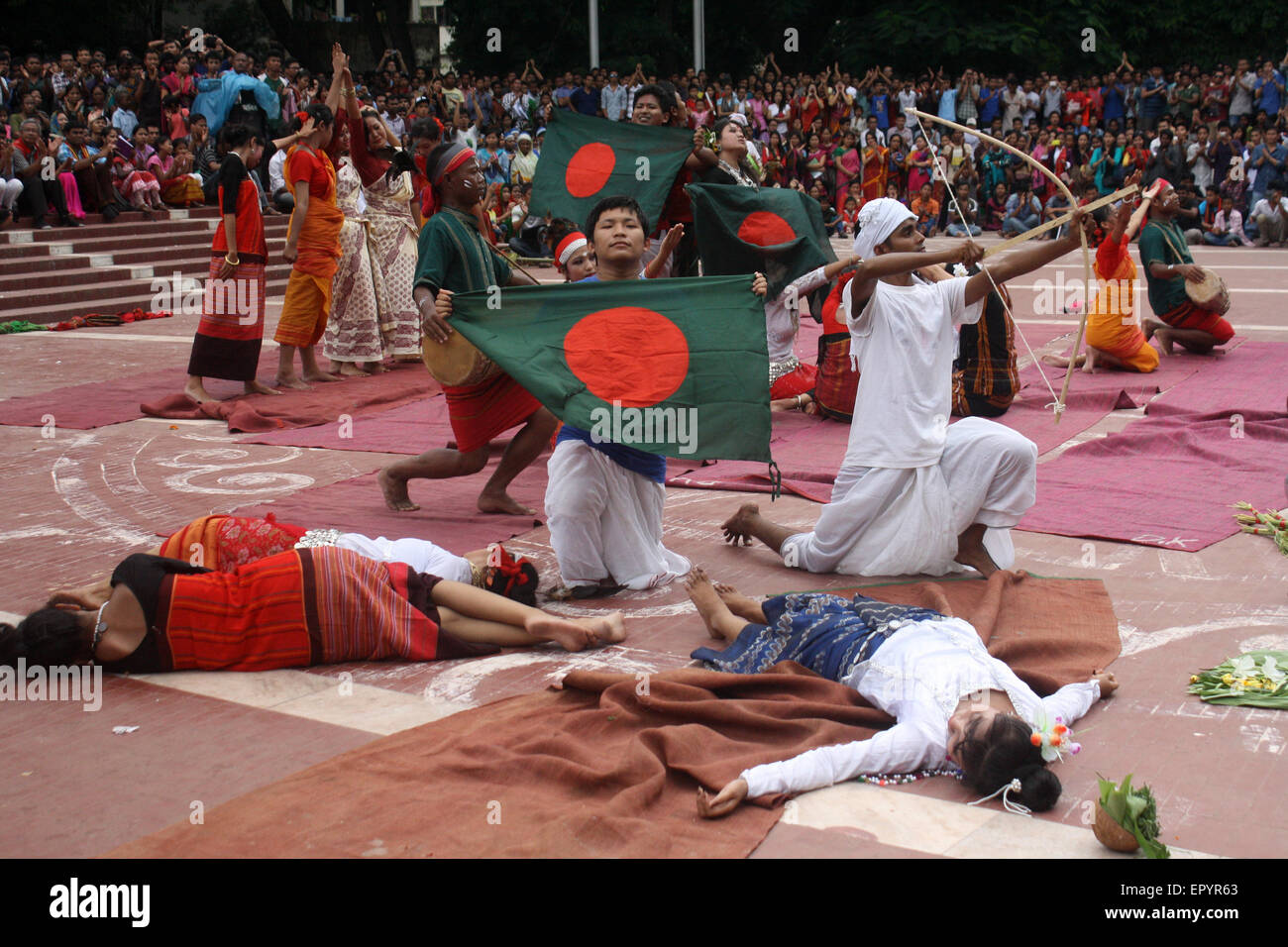 Bangladeshi indigener Völker führen einen traditionellen Tanz anlässlich der Welttag für indigene Völker an die zentrale Shaheed Minar Stockfoto