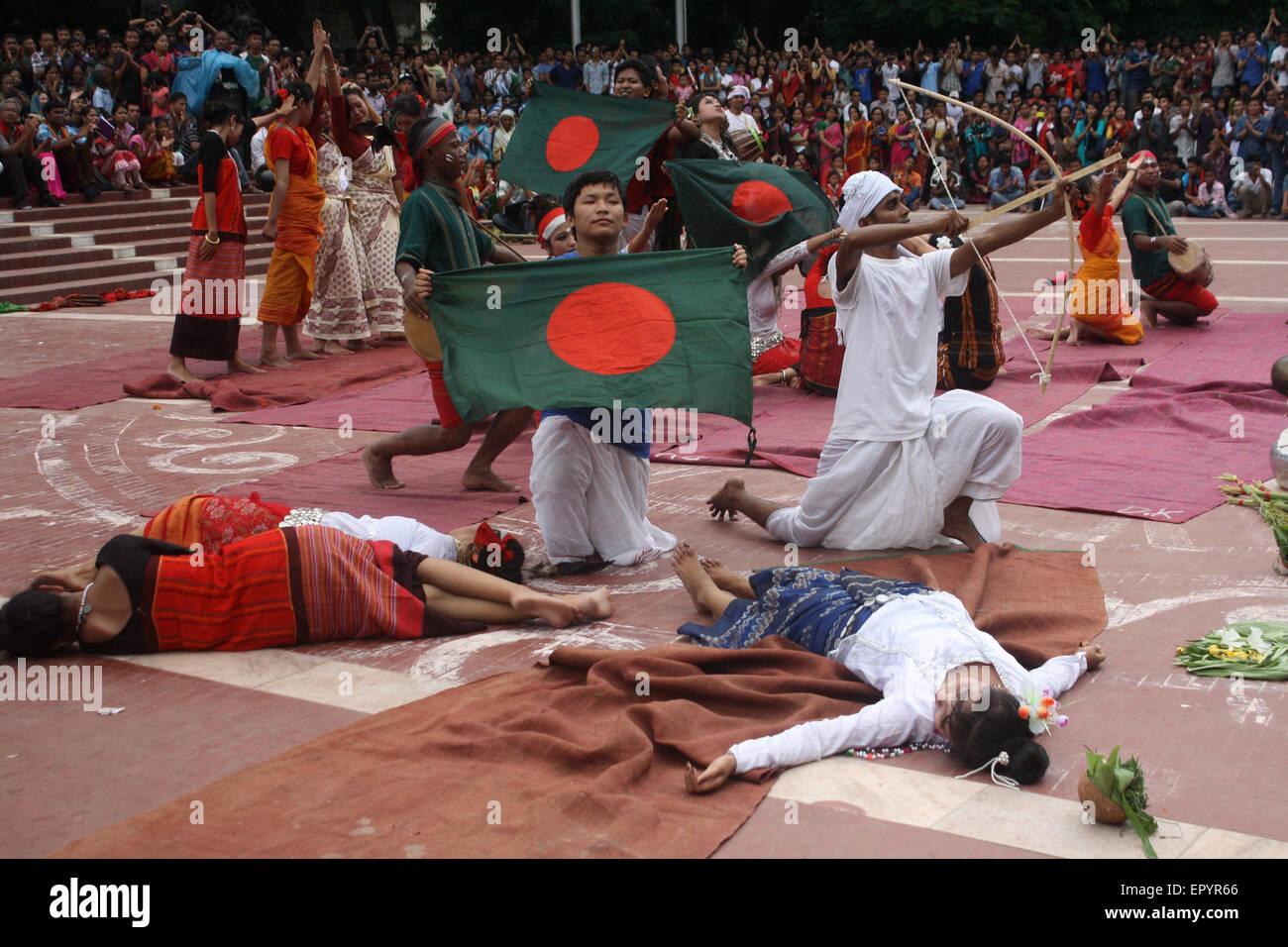 Bangladeshi indigener Völker führen einen traditionellen Tanz anlässlich der Welttag für indigene Völker an die zentrale Shaheed Minar Stockfoto