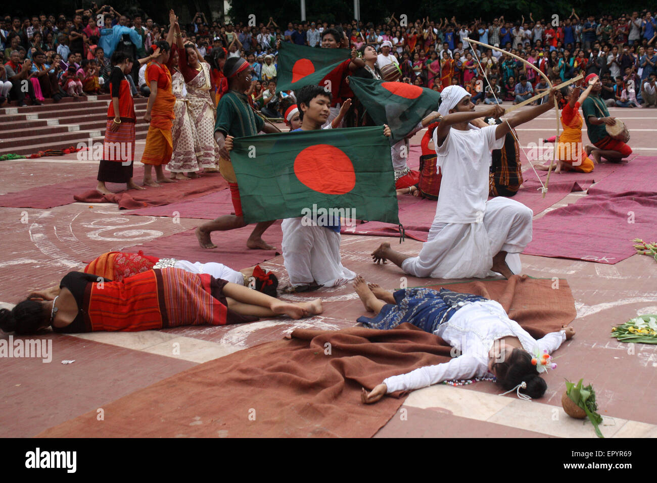 Bangladeshi indigener Völker führen einen traditionellen Tanz anlässlich der Welttag für indigene Völker an die zentrale Shaheed Minar Stockfoto