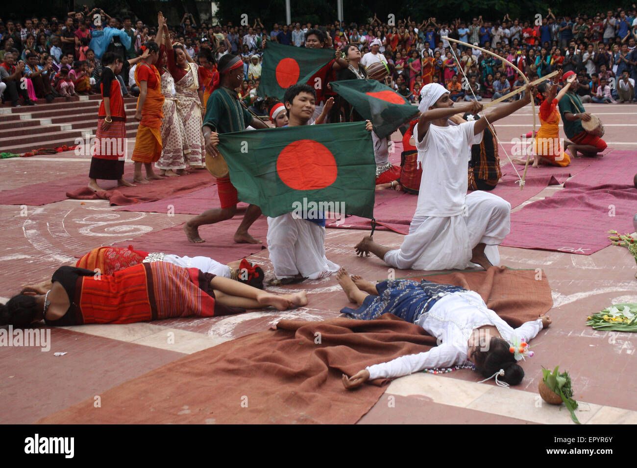 Bangladeshi indigener Völker führen einen traditionellen Tanz anlässlich der Welttag für indigene Völker an die zentrale Shaheed Minar Stockfoto