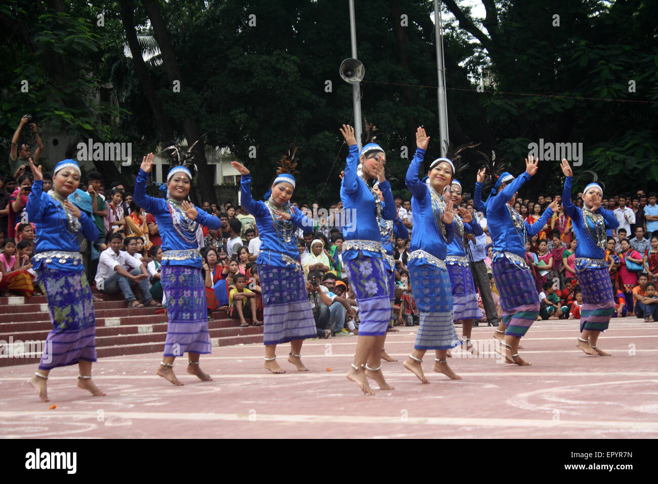 Bangladeshi indigene Mädchen führen einen traditionellen Tanz um Welttag für indigene Völker an die zentrale Shaheed Minar zu markieren. Stockfoto