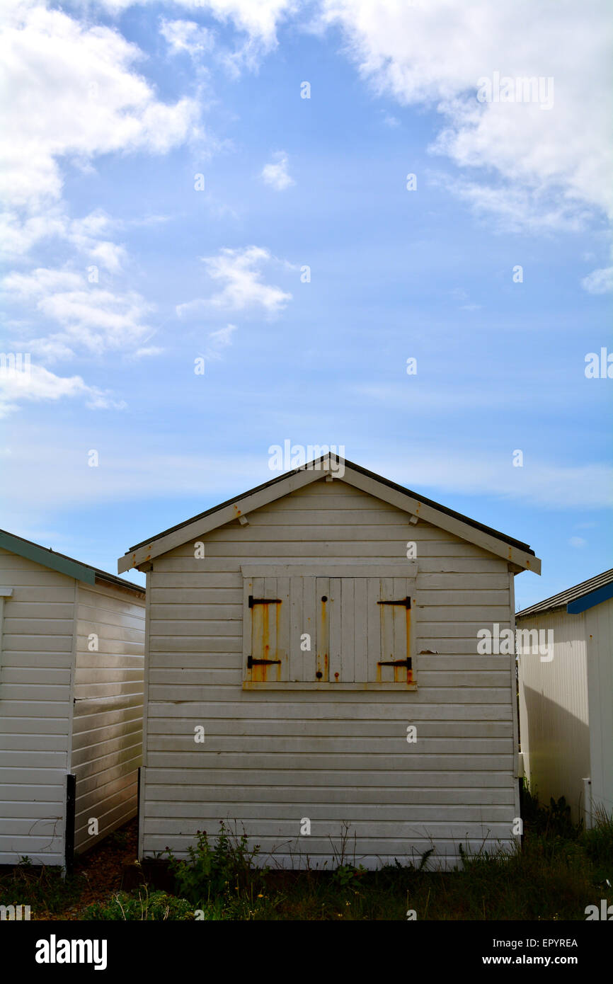 Eine weiße Holz Strandhütte an der Küste in Shoreham Strand West Sussex Stockfoto