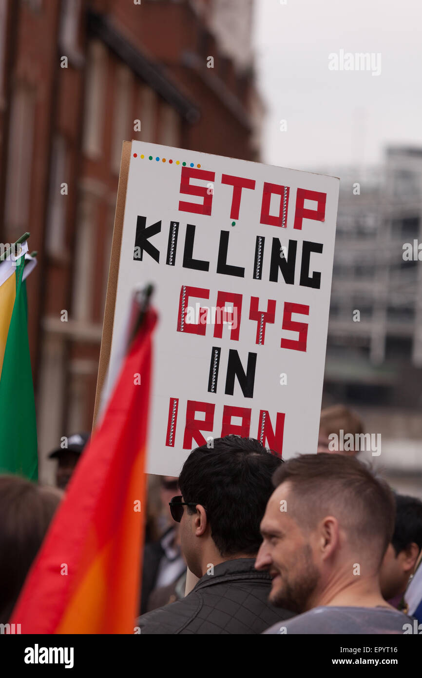 Victoria Square Birmingham UK. 23. Mai 2015. Birmingham Gay Pride. Plakat hebt die Leiden der homosexuellen Gemeinschaft im Nahen Osten. Credit: Birmingham Bilder Stockfoto