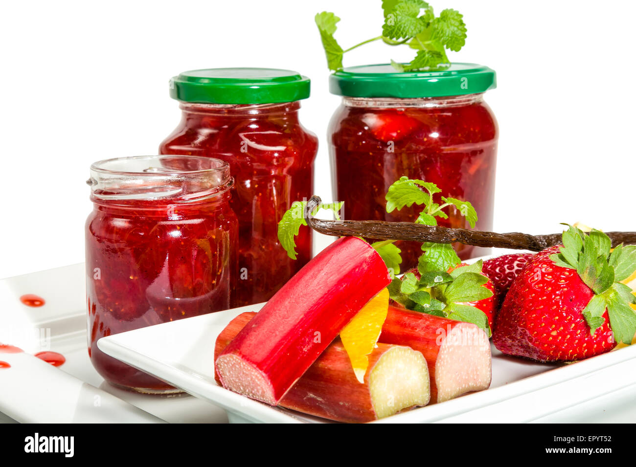 Marmelade aus Erdbeeren, Rhabarber, Zitrone und Vanille Stockfoto