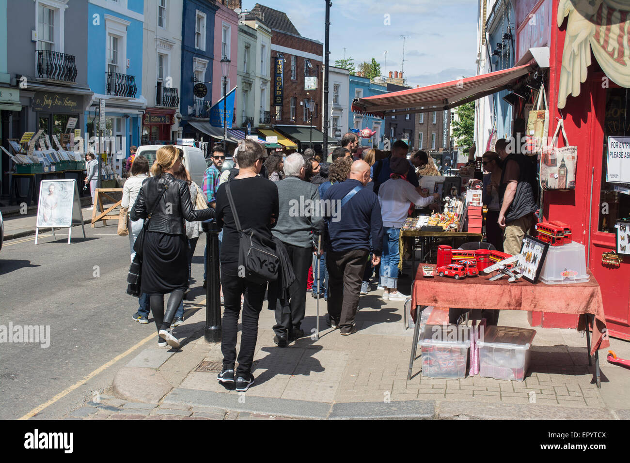 Notting Hill und die Portobello Road Market, der weltweit größten Antiquitätenmarkt mit mehr als 1.000 Händler, London, England, UK Stockfoto