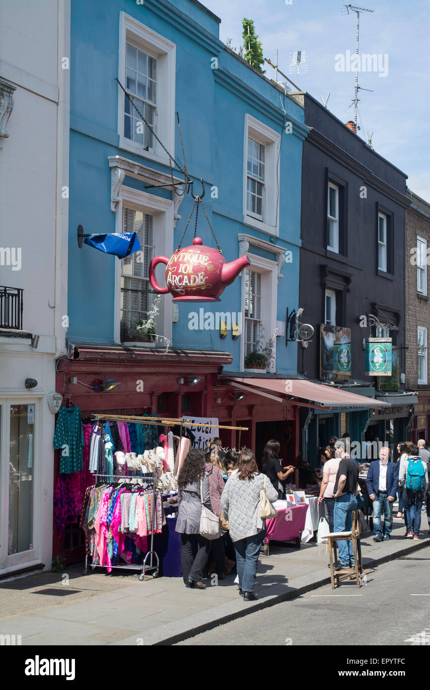 Notting Hill und die Portobello Road Market, der weltweit größten Antiquitätenmarkt mit mehr als 1.000 Händler, London, England, UK Stockfoto