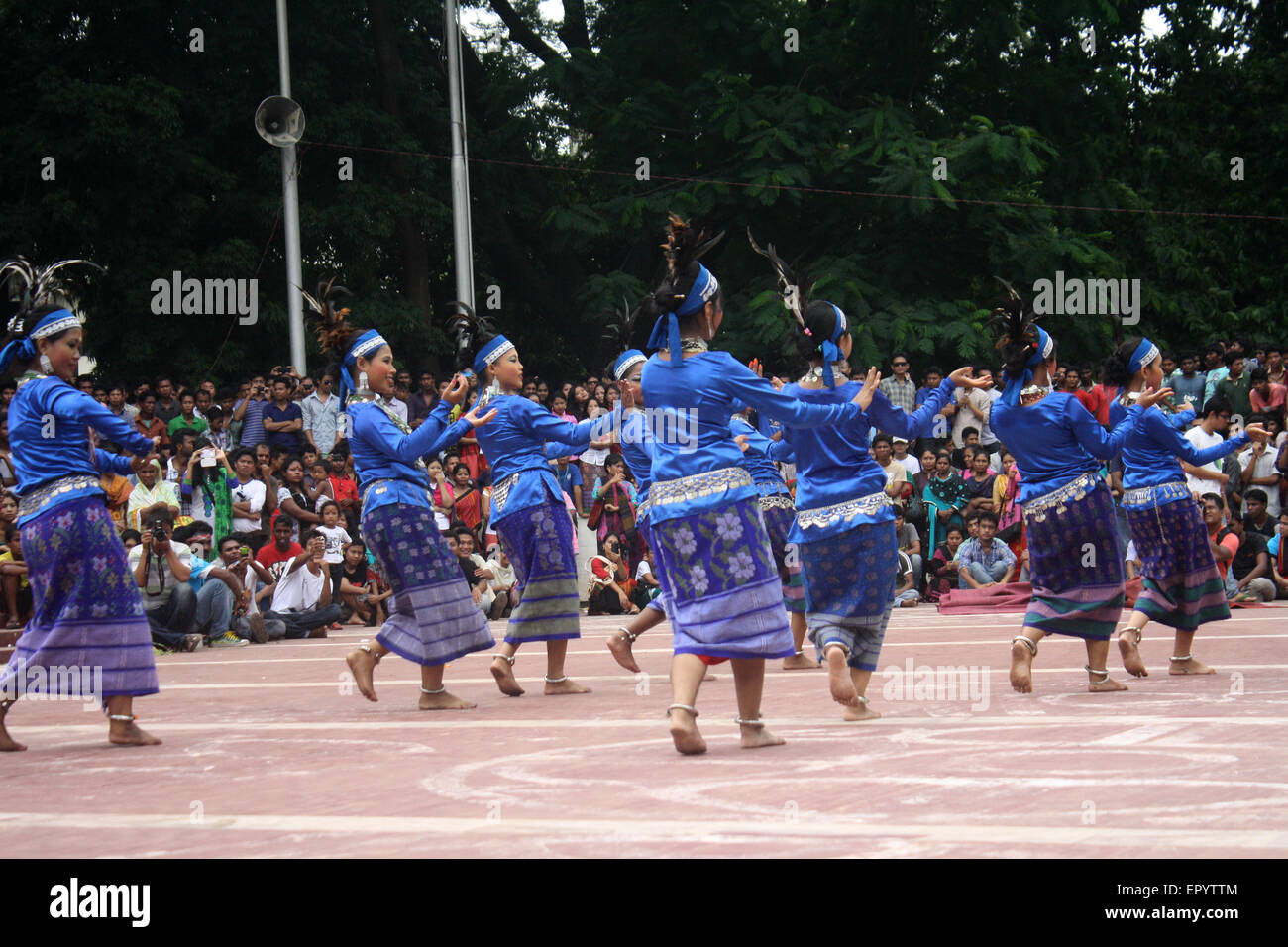 Bangladeshi indigene Mädchen führen einen traditionellen Tanz um Welttag für indigene Völker an die zentrale Shaheed Minar zu markieren. Stockfoto