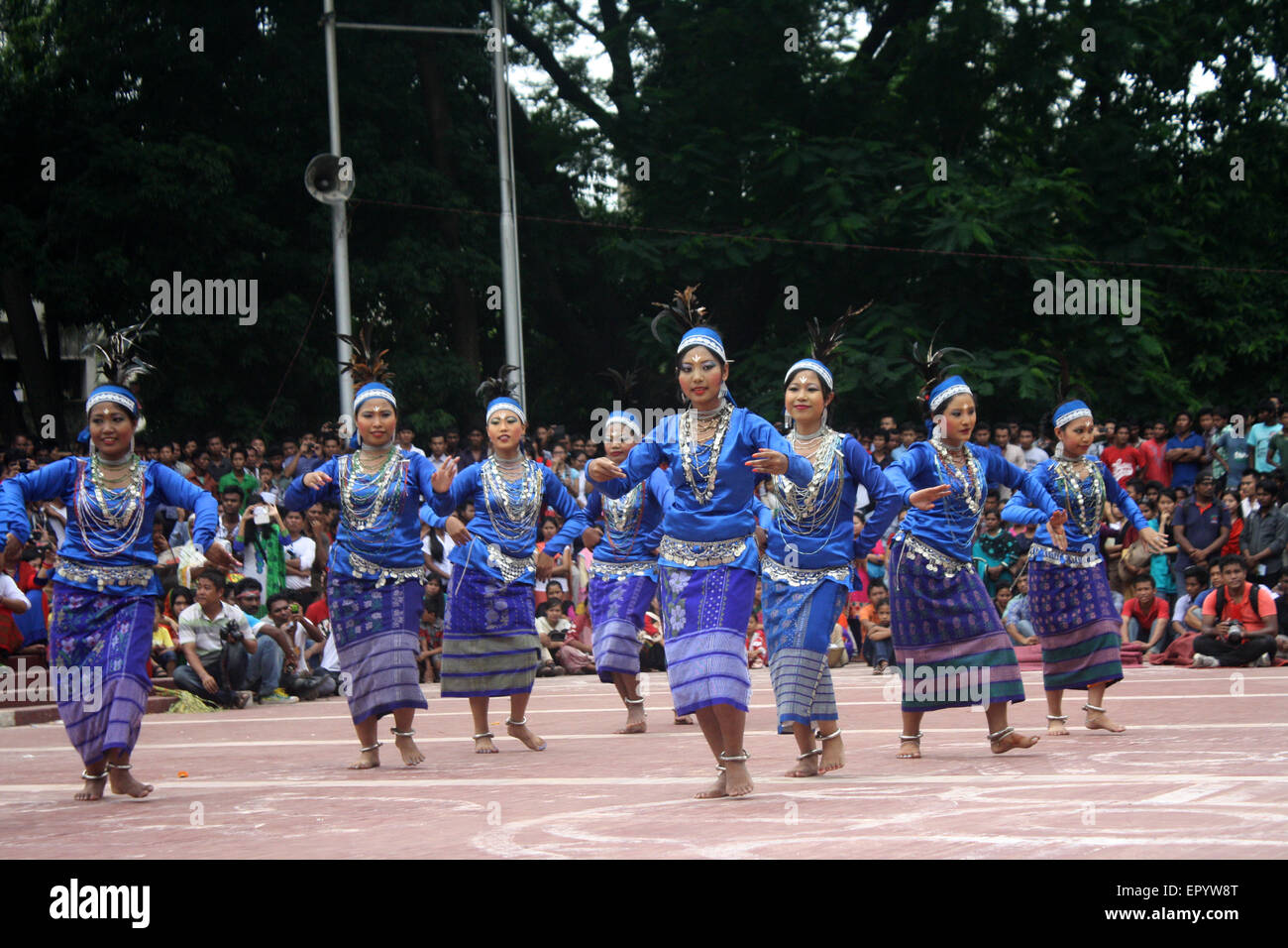 Bangladeshi indigene Mädchen führen einen traditionellen Tanz um Welttag für indigene Völker an die zentrale Shaheed Minar zu markieren. Stockfoto