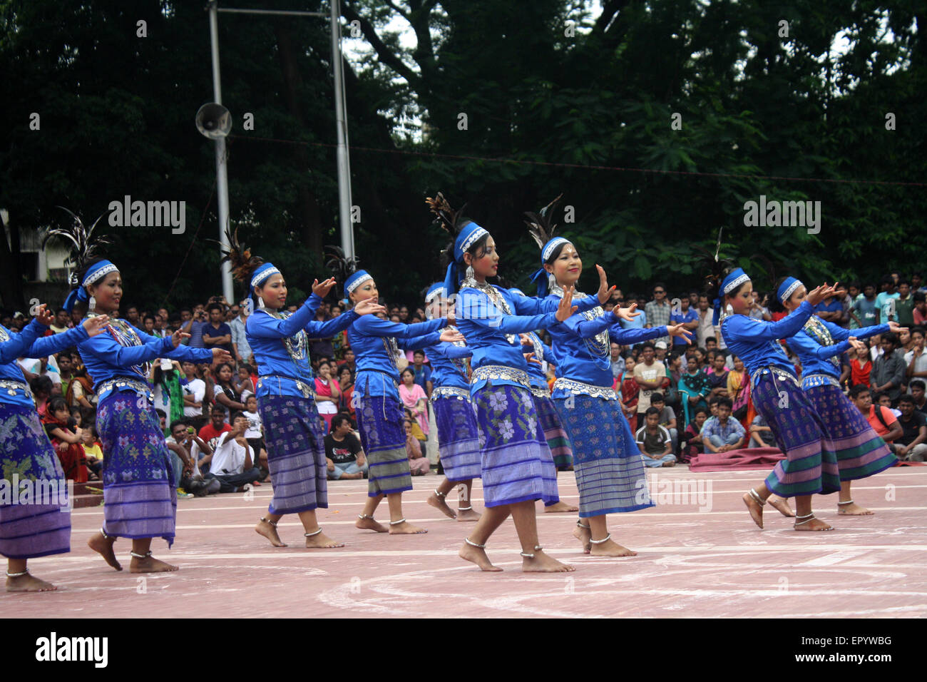 Bangladeshi indigene Mädchen führen einen traditionellen Tanz um Welttag für indigene Völker an die zentrale Shaheed Minar zu markieren. Stockfoto