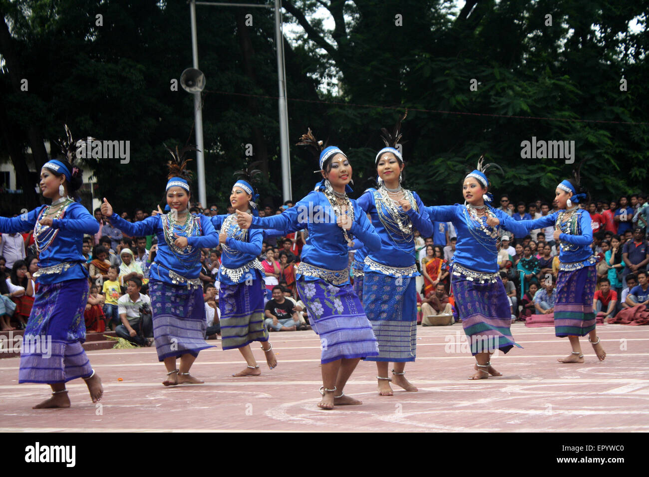 Bangladeshi indigene Mädchen führen einen traditionellen Tanz um Welttag für indigene Völker an die zentrale Shaheed Minar zu markieren. Stockfoto