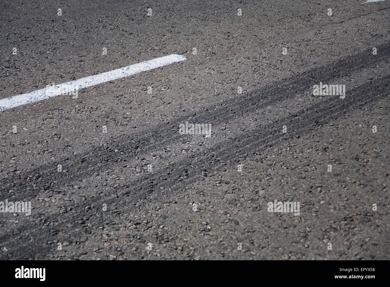 Nahaufnahme des Reifens Gummiketten auf einer Teerstraße von Fahrzeugen hart bremsen Stockfoto