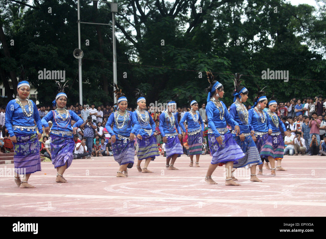 Bangladeshi indigene Mädchen führen einen traditionellen Tanz um Welttag für indigene Völker an die zentrale Shaheed Minar zu markieren. Stockfoto