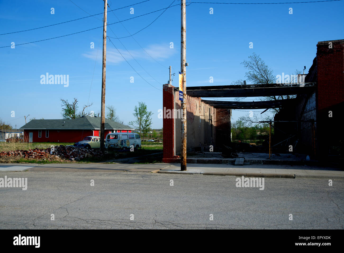 Reading, Kansas, USA, dauern 3. Mai 2014 Gebäude wieder aufgebaut werden, nachdem ein Tornado EF3 in Lesung im Mai 2011 aufsetzten. Lesen ist eine Stadt in Lyon County, Kansas, USA. Als der Volkszählung von 2010 war die Stadtbevölkerung 231.  Am 21. Mai 2011 um 21:15 traf ein EF3 Tornado lesen. Es war drei Blöcke breit und blieb auf dem Boden für ungefähr vier Meilen. Der Tornado zerstörte mindestens 56 110 Häuser und 14 von 21 Unternehmen. Das Postamt und Feuerwache erlitt schwere Schäden. Eine Person starb und zwei wurden ins Krankenhaus eingeliefert. Bildnachweis: Mark Reinstein Stockfoto