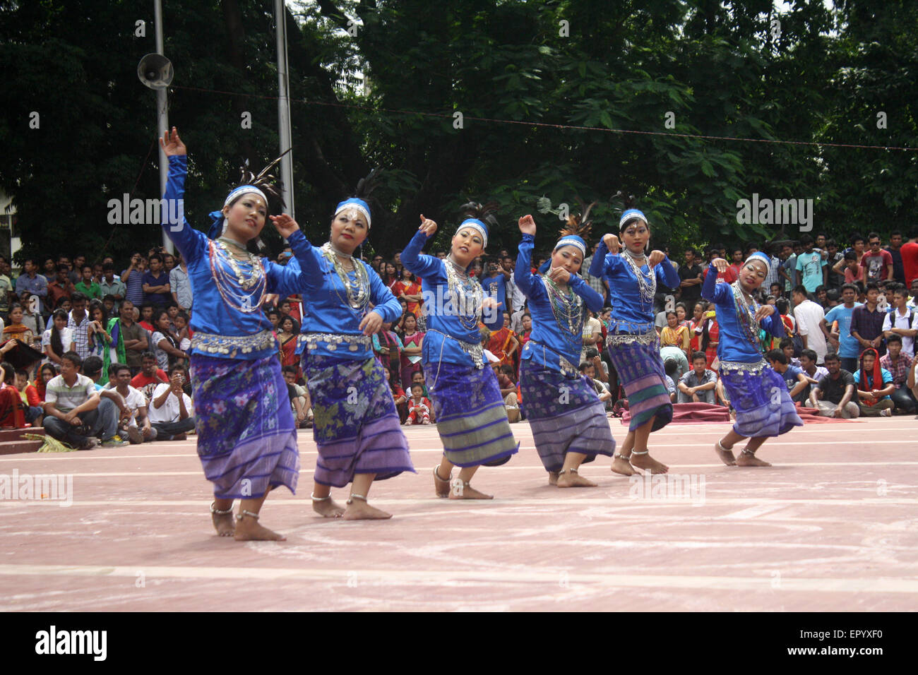 Bangladeshi indigene Mädchen führen einen traditionellen Tanz um Welttag für indigene Völker an die zentrale Shaheed Minar zu markieren. Stockfoto