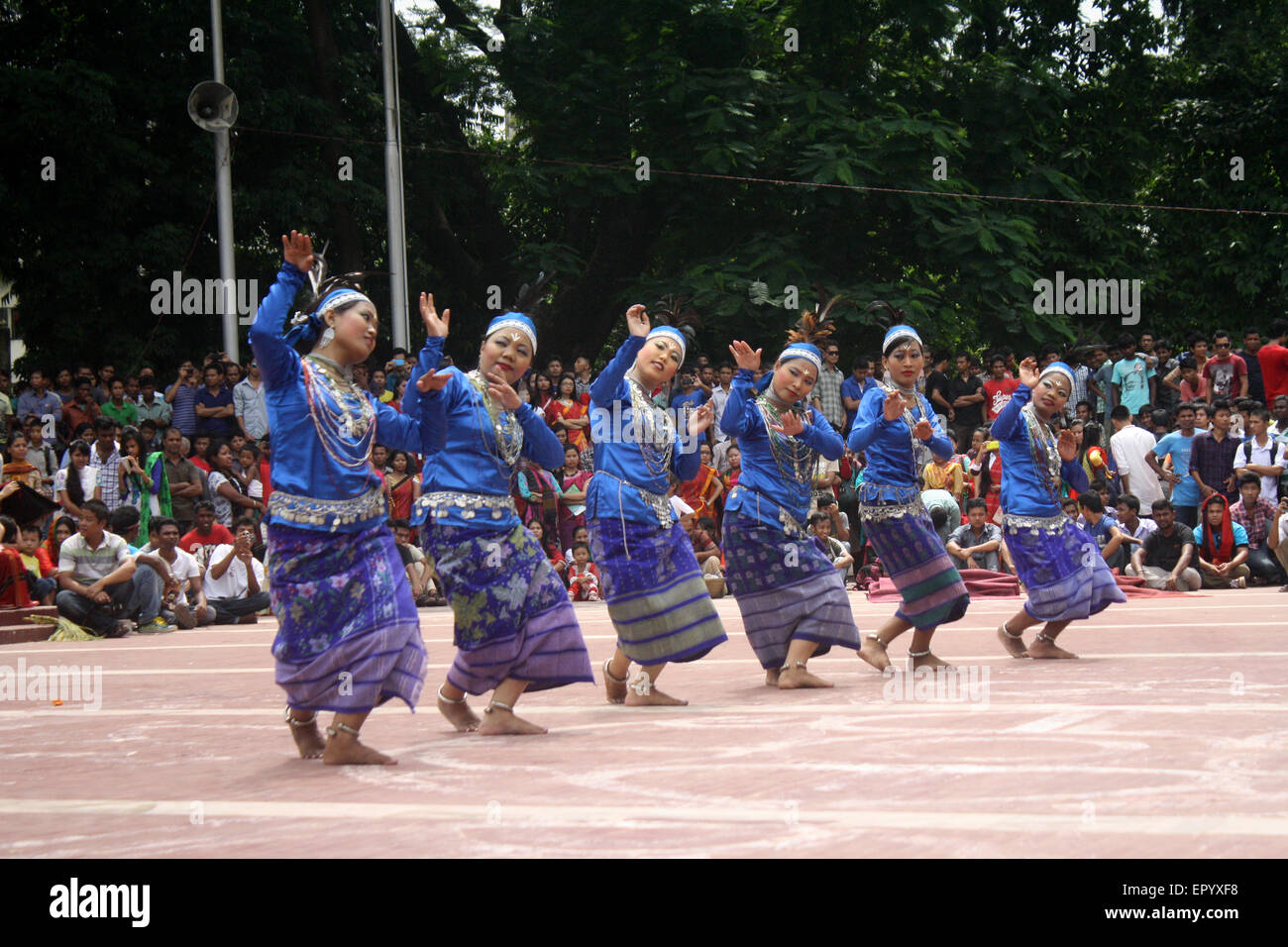 Bangladeshi indigene Mädchen führen einen traditionellen Tanz um Welttag für indigene Völker an die zentrale Shaheed Minar zu markieren. Stockfoto