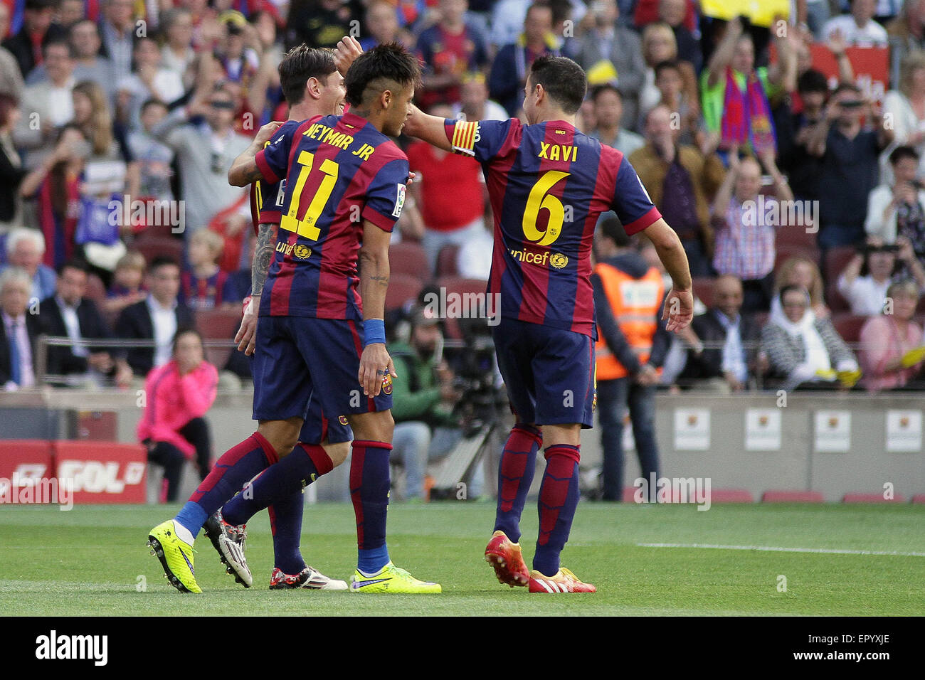 Barcelona, Spanien. 23. Mai 2015. La Liga BBVA. Barcelona gegen Deportivo La Coruna. Xavi feiert das erste Tor zum 1: 0 mit Neymar und Messi Kredit: Action Plus Sport/Alamy Live News Stockfoto