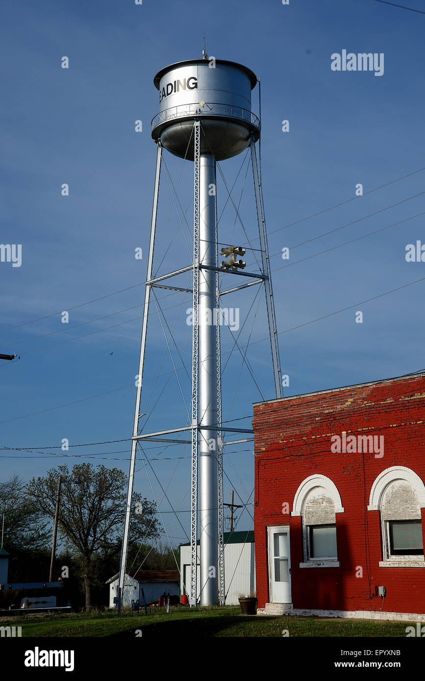 Lesung, Kansas, USA, 3. Mai 2014 erhöhten Wasser Turm in Reading. Lesen ist eine Stadt in Lyon County, Kansas, USA. Als der Volkszählung von 2010 war die Stadtbevölkerung 231. Am 21. Mai 2011 um 21:15 traf ein EF3 Tornado lesen. Es war drei Blöcke breit und blieb auf dem Boden für ungefähr vier Meilen. Der Tornado zerstörte mindestens 56 110 Häuser und 14 von 21 Unternehmen. Das Postamt und Feuerwache erlitt schwere Schäden. Eine Person starb und zwei wurden ins Krankenhaus eingeliefert. Frühe Schäden Schätzungen überstiegen $ 2,2 Millionen. Die Stadt wurde mit Mitteln von FEMA Credit Mark Reinstein umgebaut. Stockfoto