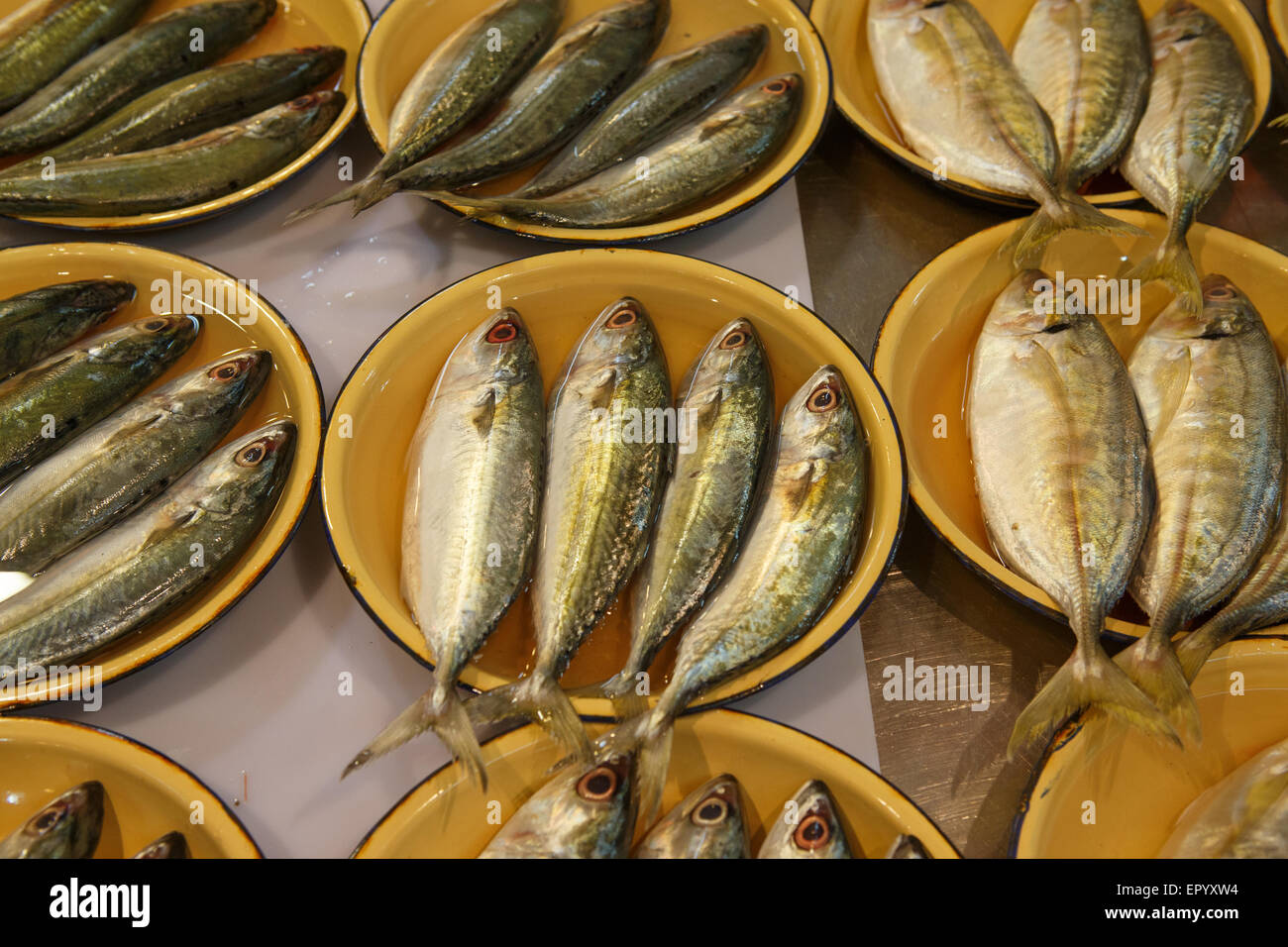 Bereit, gekocht und gegessen, sind diese Fische zu verkaufen in Schalen angezeigt. Stockfoto