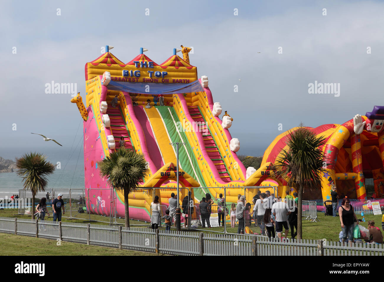 Newquay, Cornwall, UK. 23. Mai 2015. Die touristische Saison beginnt nach der halben Laufzeit in Newquay mit großen aufblasbaren Türsteher in der Killacourt im Zentrum Stadt gestellt. Newquay ist eine wichtige britische touristische Attraktion mit der Bevölkerung stieg von 22.000 auf 100.000 in der Hochsaison. Bildnachweis: Nicholas Burningham/Alamy Live-Nachrichten Stockfoto