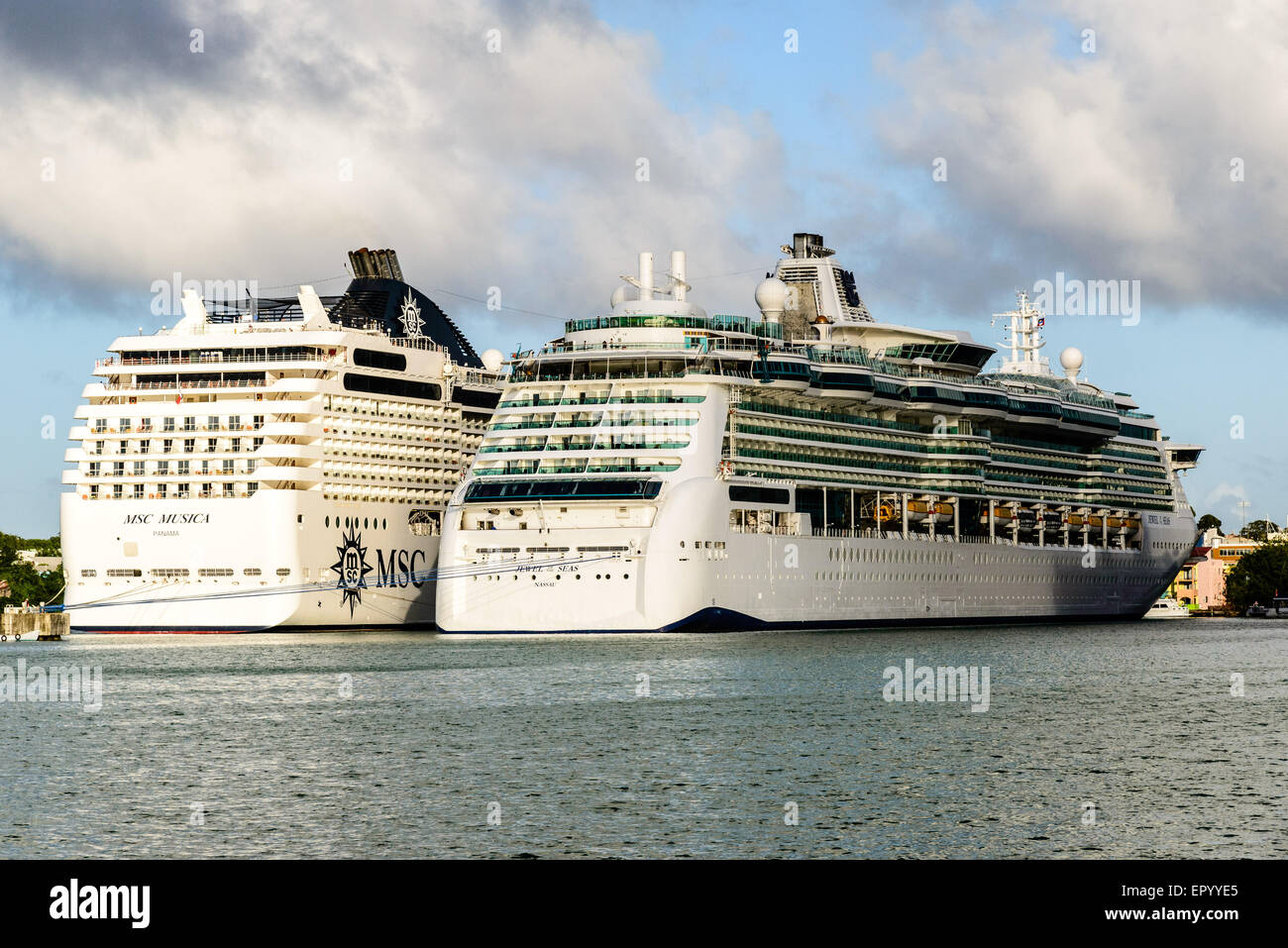 Royal Caribbean Jewel der Meere, MSC Kreuzfahrten Musica, Saint John's Harbour, Antigua Stockfoto