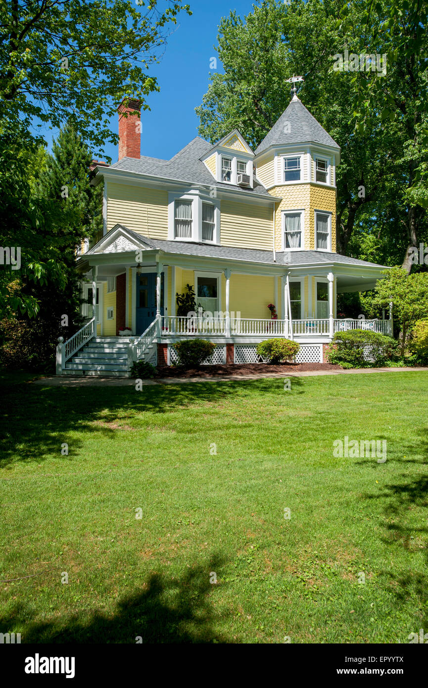 USA Maryland MD Kensington A Victorian-Ära gelb Haus im alten Teil der Stadt Stockfoto