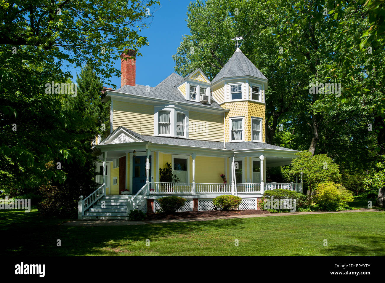 USA Maryland MD Kensington A Victorian-Ära gelb Haus im alten Teil der Stadt Stockfoto