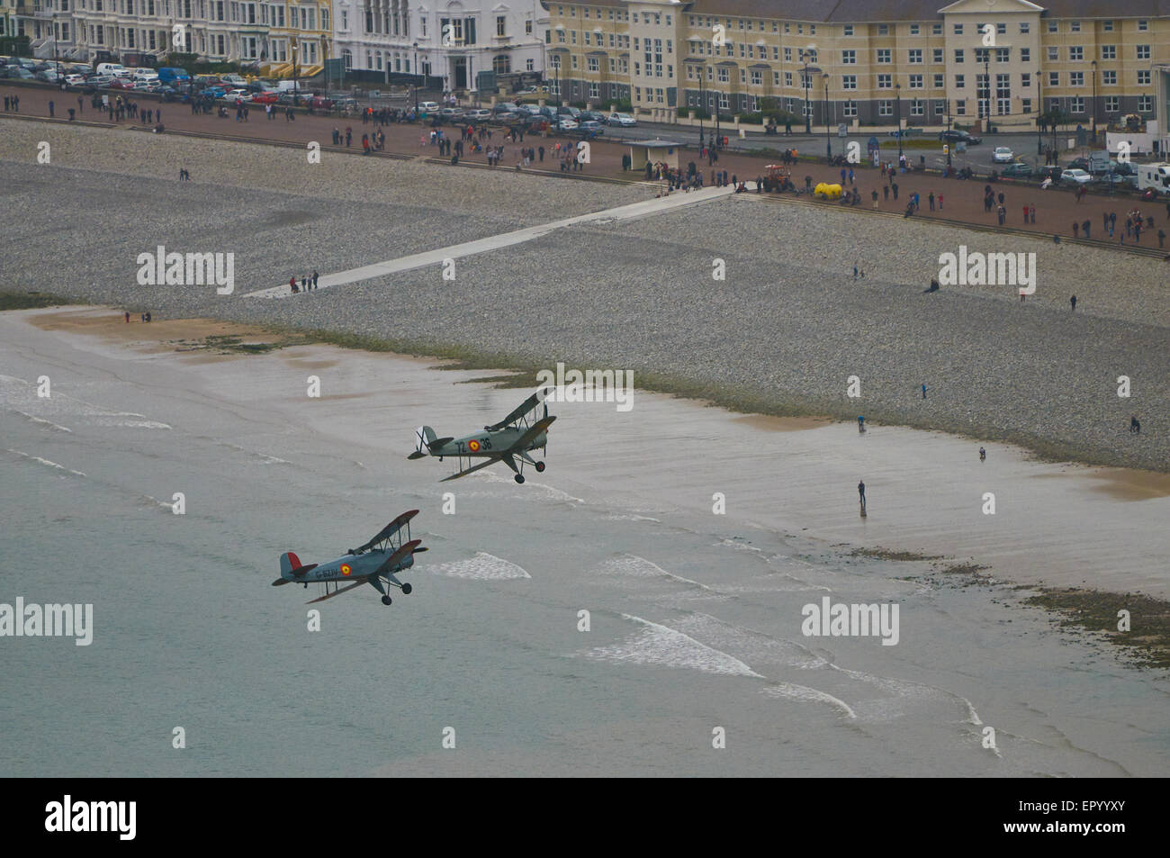 Llandudno, North Wales, UK. 23. Mai 2015. Die Llandudno Air Show mit Displays einschließlich alte Buckers, Gloster Meteor, Avro Anson, Catalina, Mustang, Lancaster, Strikemaster, Hurrikan, Spitfire und der Royal Air Force Red Arrows. Bildnachweis: Robert Eames/Alamy Live-Nachrichten Stockfoto