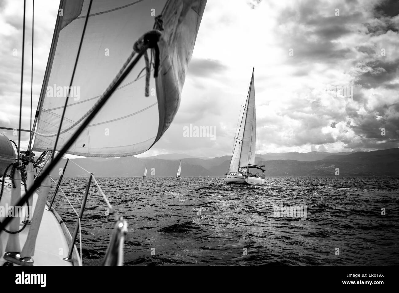 Segelyachten im Meer bei stürmischem Wetter. Schwarz / weiß Foto. Stockfoto