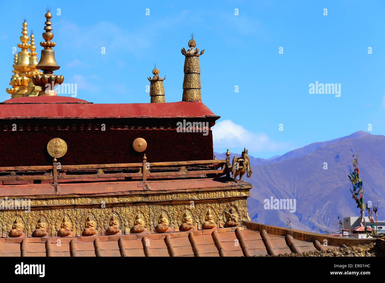 Vergoldete Dhvajas oder Sieg Banner-Rondelle-Fries und Lotus Blumen auf dem Dach des Buddha Tempel Jokhang-Hauses. Tibet Stockfoto