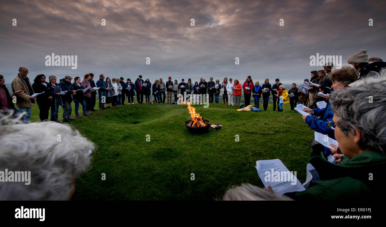 Beleuchtung von Firle Leuchtturm in der Nähe von Lewes, East Sussex, von Rev Peter Owen-Jones. Eine Kette von Baken brannten in der Diözese von Chichester als Kirchen darauf vorbereiten, die Flammen von Pfingsten und der Geburtstag der Kirche feiern heute Abend. Die Beleuchtung der Beacons markiert zudem den Start einer Diözesan-weite Strategie anglikanischen Diözese intensivieren ihre Kontakte zu örtlichen Gemeinden Kirchen. "Dies sind nur einige Beispiele für Pfarreien, die Organisation von Veranstaltungen die der Gemeinden erinnern sie der Vernunft Pfingsten dienen in erster Linie geschah," sagt der Bischof von Lewes, Richard Jackson. Stockfoto