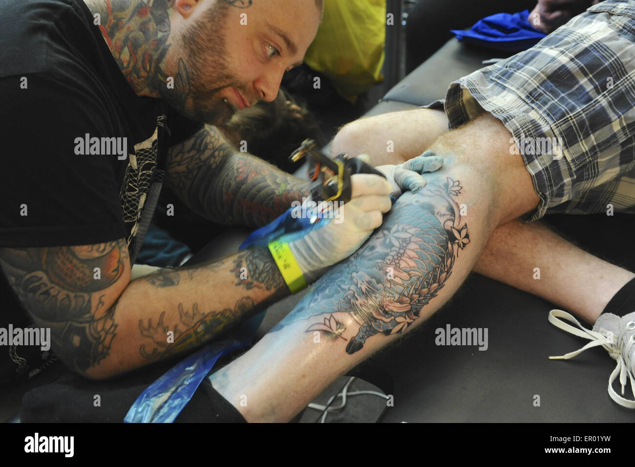 Ein Tätowierer bei der Arbeit an The Great British Tattoo Show, eine renommierten Körper Kunst Konvention statt im Alexandra Palace, London.  Die Show hatte 249 Tattoo-Künstler aus der ganzen Welt und rund 10.000 Menschen werden über das Wochenende besuchen. Stockfoto