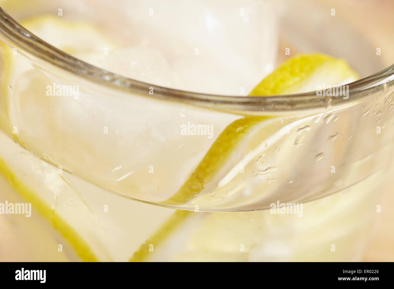 ein Glas Zitronenwasser mit Eis Stockfoto