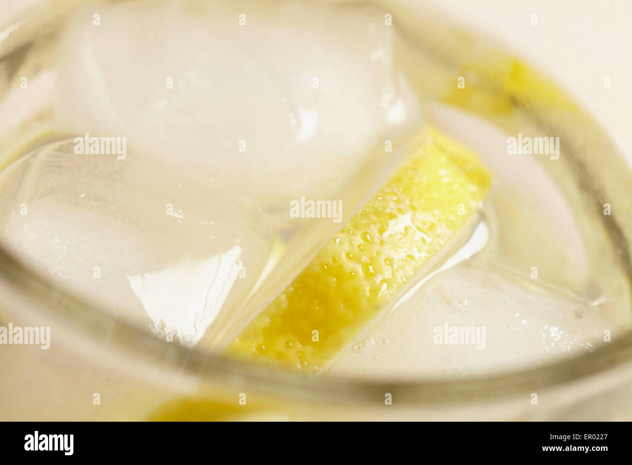 ein Glas Zitronenwasser mit Eis Stockfoto