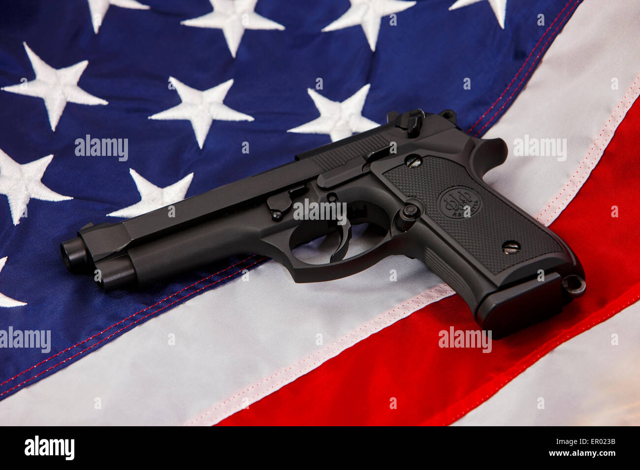 Beretta Pistole liegen auf Flagge, Vereinigte Staaten von Amerika Stockfoto