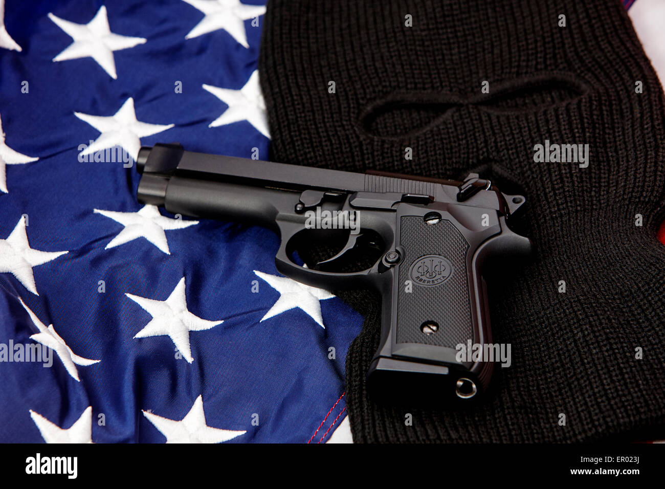 Beretta Pistole liegen auf Sturmhaube und Vereinigte Staaten von Amerika Flagge Stockfoto