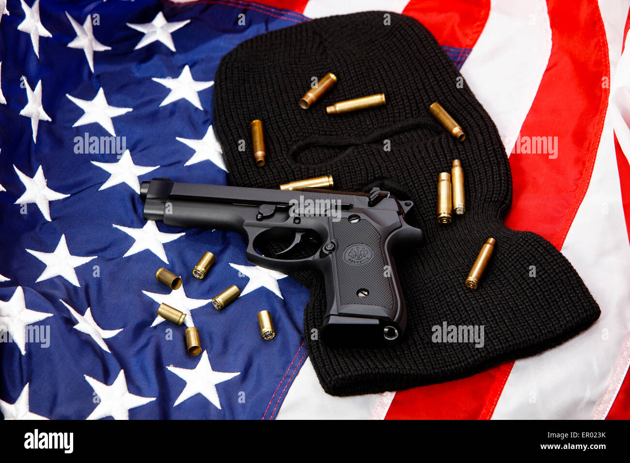 Beretta Pistole auf Sturmhaube und Vereinigte Staaten von Amerika Flagge liegend mit gebrauchten Patronenhülsen Stockfoto