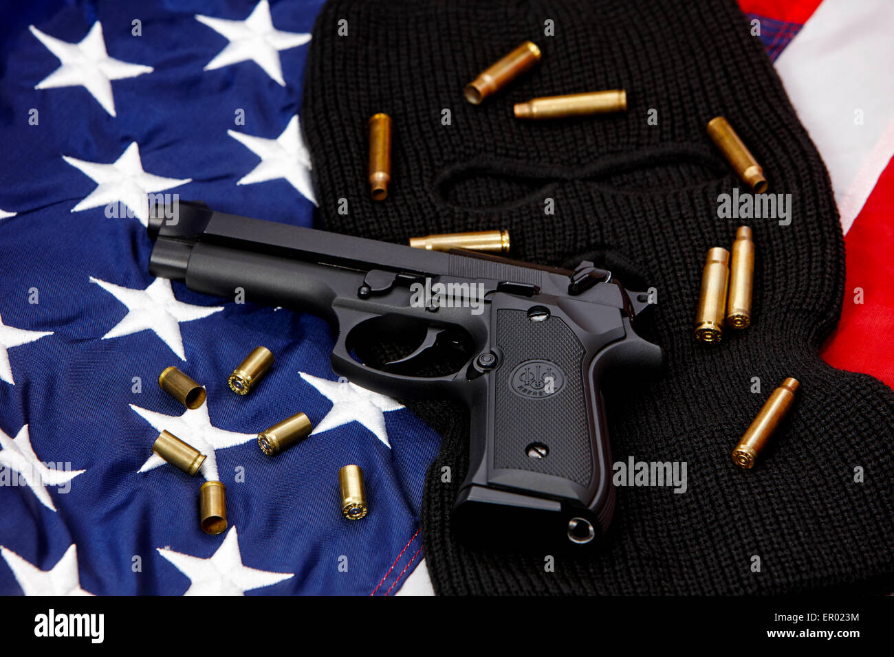 Beretta Pistole liegen auf Sturmhaube und Vereinigte Staaten von Amerika Flagge Stockfoto